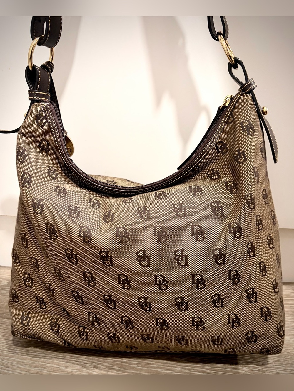 Large Dooney & Bourke Brown Signature Monogram Shoulder Bag - Picture 5 of 11